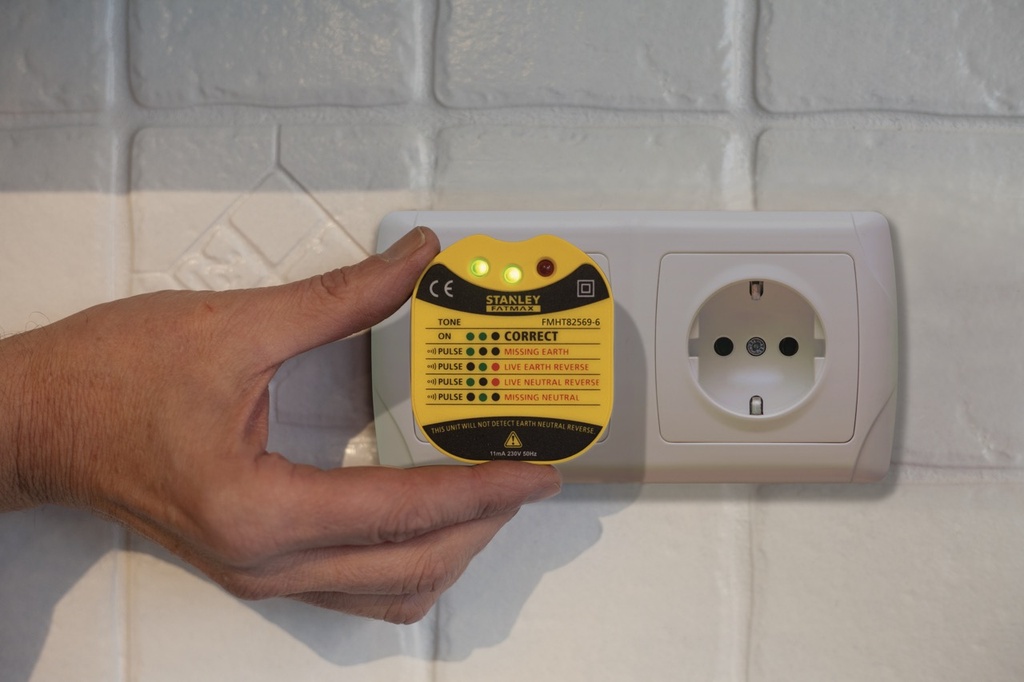 Probador de Enchufes stanley FMHT82569-6